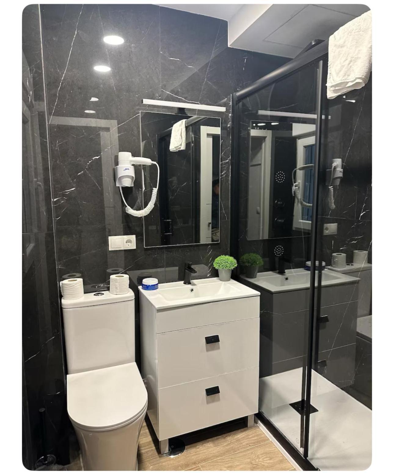 Hostal “ Infantas” Madrid Kültér fotó